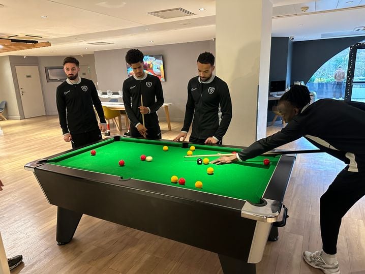 Enzo Vita a profité d'un temps libre à l'hôtel, samedi après-midi, pour s'essayer au billard avec ses coéquipiers.