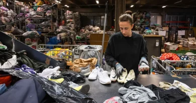 Crise du textile : "Ne déposez rien devant les bulles", avertissent les opérateurs