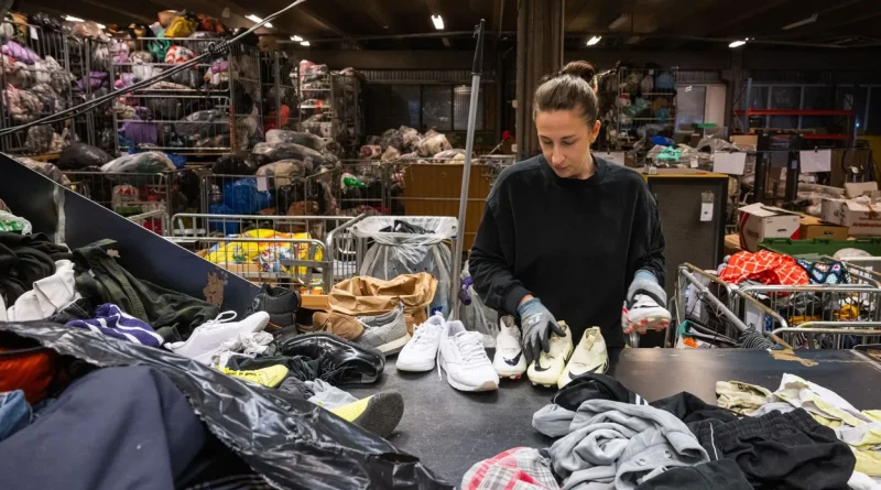 Crise du textile : "Ne déposez rien devant les bulles", avertissent les opérateurs