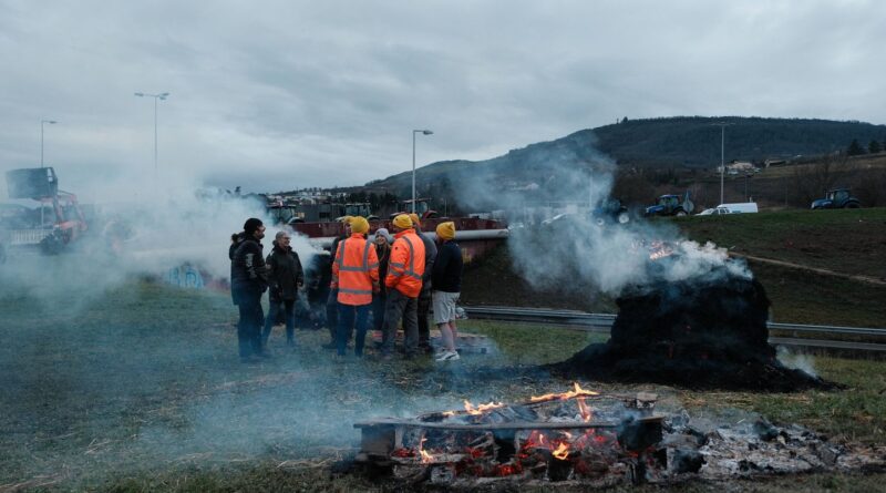Dermatose : Des barrages d'agriculteurs persistent dans le Sud-Ouest