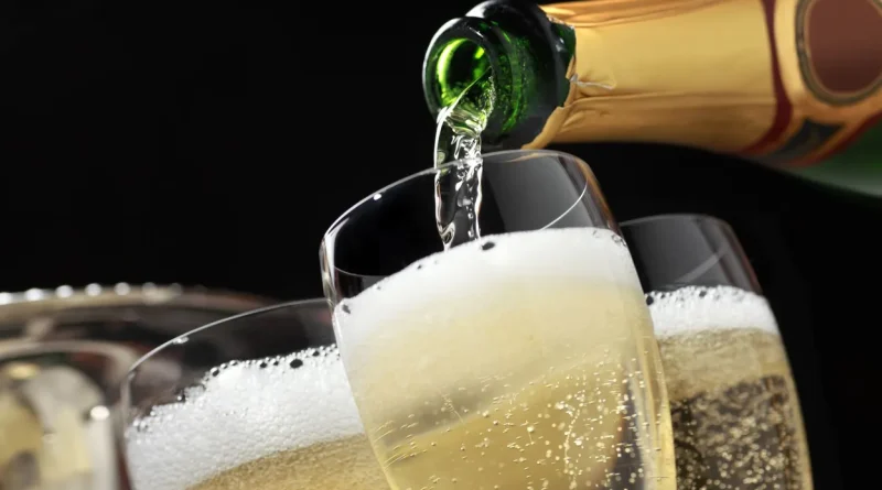 Des bulles, mais pas les mêmes ingrédients : pourquoi le champagne coûte-t-il si cher ?