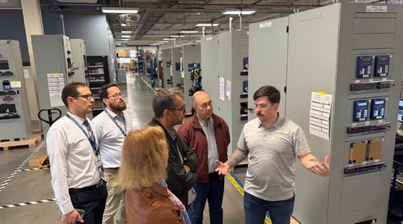 Des ingénieurs de la STEG explorent les réseaux électriques intelligents.