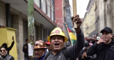 Des milliers de mineurs boliviens s'opposent à la suppression des subventions carburants.