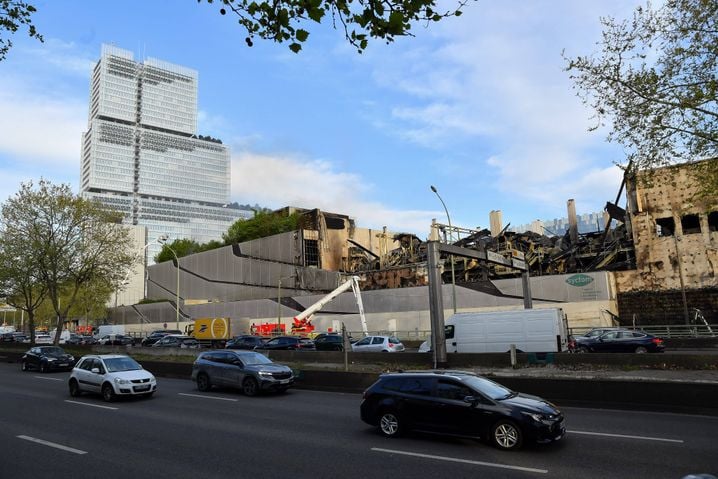 Le jour d apres l'incendie du batiment hebergeant des locaux de Syctom, un centre de tri de dechets du 17ᵉ arrondissement a Paris.