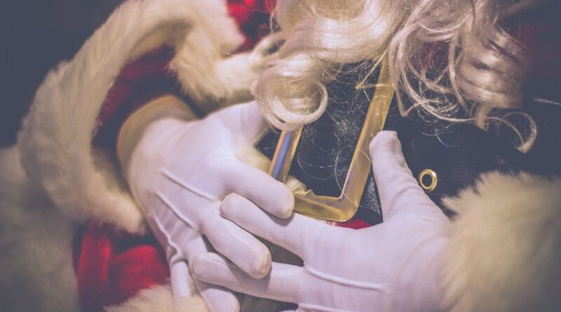 Deux pères Noël s'affrontent au supermarché, intervention de la sécurité