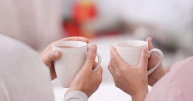 Dix ans de visites de Macron à Marseille : Narcotrafic, Pape, Raoult, JO, Vélodrome.