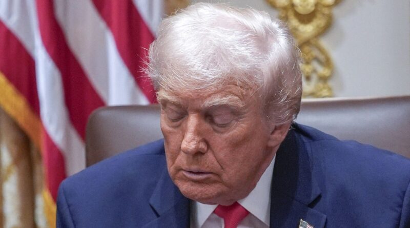 Donald Trump filmé en train de somnoler lors d'une réunion.