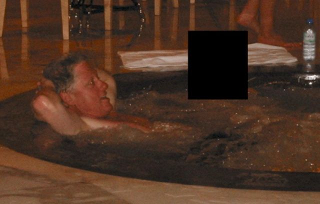 L’ancien président américain Bill Clinton ici dans un jacuzzi, accompagné d’une personne dont l’identité a été dissimulée.