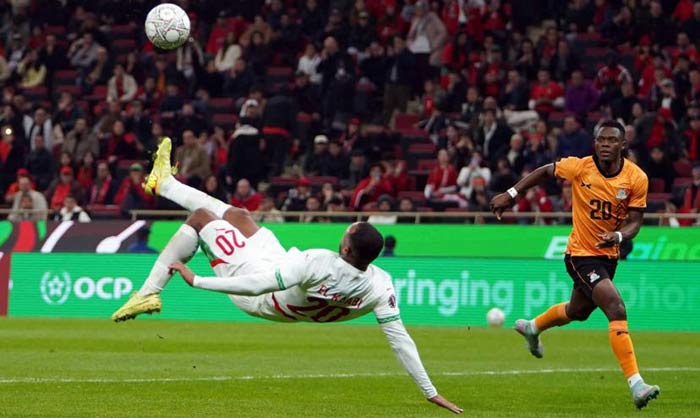 El-Kaabi, expert des retournés acrobatiques dans le football.