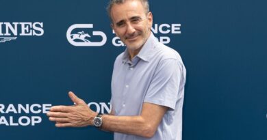 Élie Semoun défend son choix d'avoir un enfant à 60 ans.