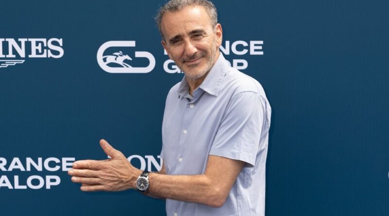 Élie Semoun défend son choix d'avoir un enfant à 60 ans.