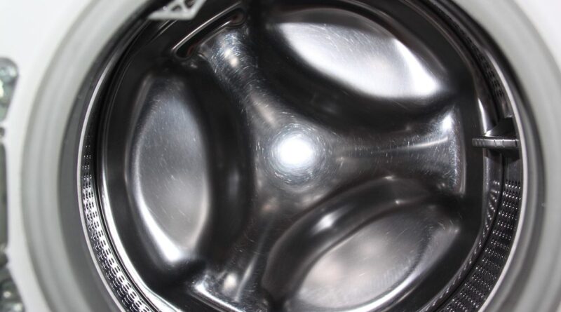 Elle lance sa machine à laver, son chat survit à l'intérieur.