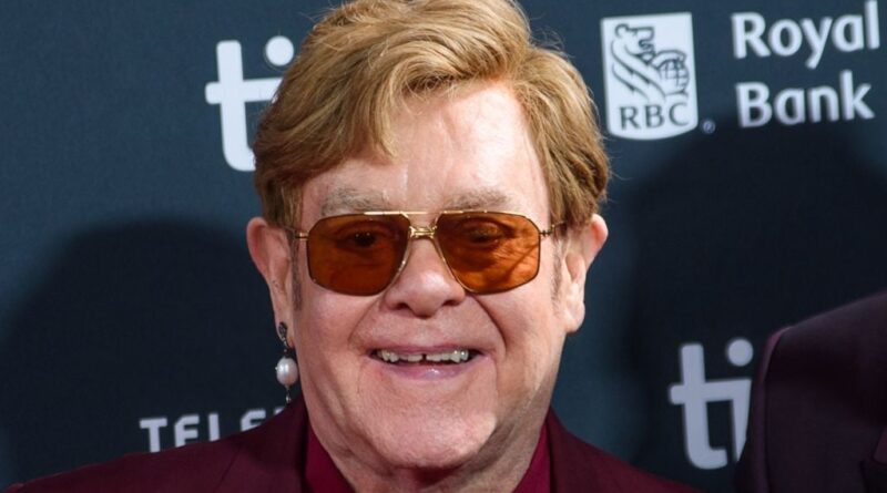 Elton John reçoit un cadeau de Noël anticipé pour « Step Into Christmas »