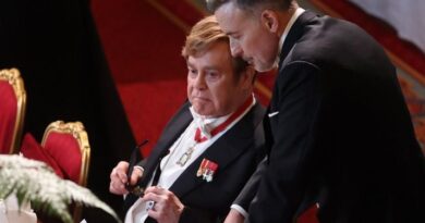 Elton John se met aux gants pour prouver la propreté de sa cuisine.