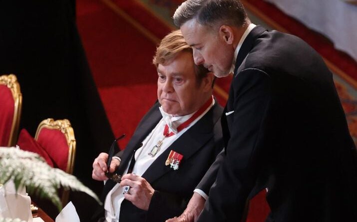 Elton John se met aux gants pour prouver la propreté de sa cuisine.