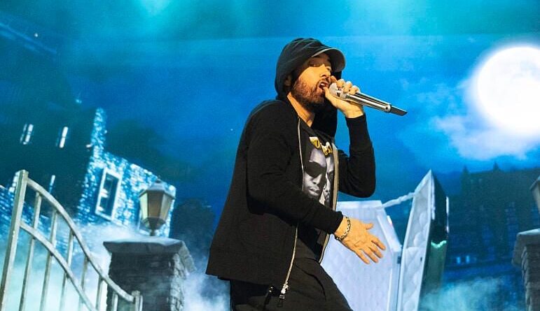 Eminem a demandé à Kate Winslet de lui raser les fesses en coulisses du « Saturday Night Live ».