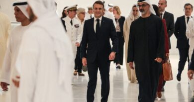 Emmanuel Macron célèbre Noël en avance avec les forces françaises aux Émirats arabes unis.