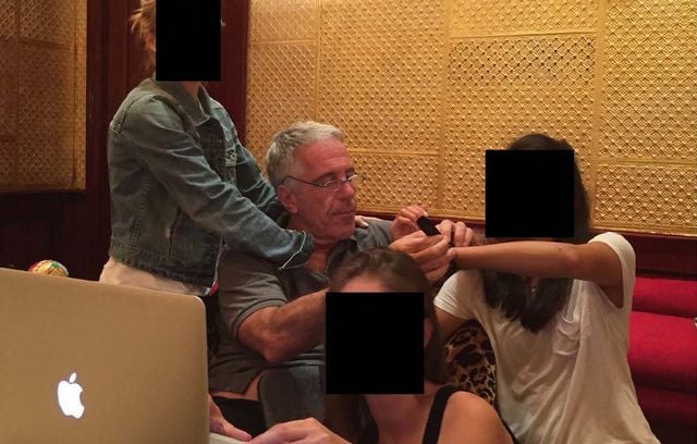 Séance de travail pour Jeffrey Epstein, un criminel sexuel.