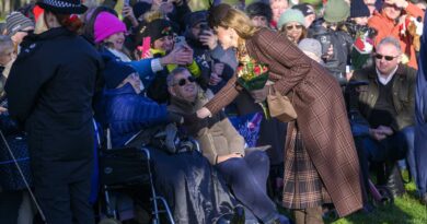 En images : Charles III, Kate, William et Cie célèbrent Noël avec la foule.
