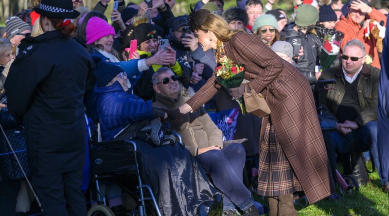 En images : Charles III, Kate, William et Cie célèbrent Noël avec la foule.