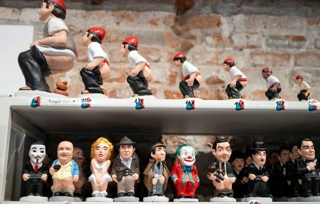 En images : traditions de Noël étranges comme Cornichon, caca et messe en rollers.