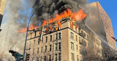 États-Unis : Incendie à New York, un toit s'effondre, des blessés