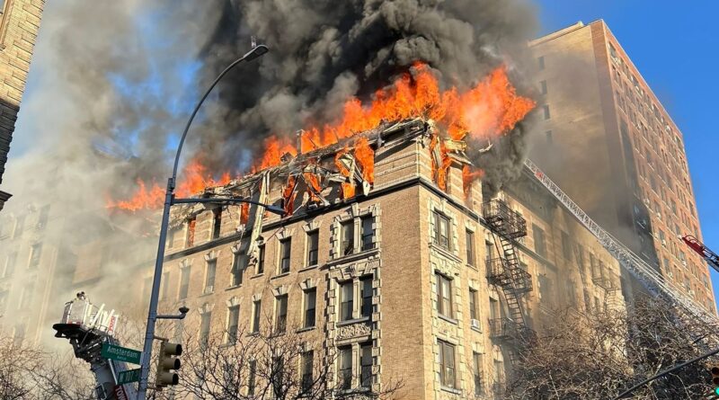 États-Unis : Incendie à New York, un toit s'effondre, des blessés