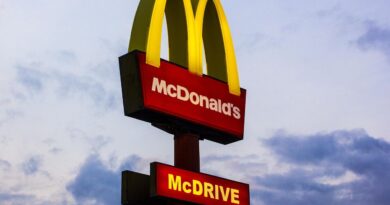 États-Unis : Un homme meurt coincé entre sa voiture et le guichet McDonald's.