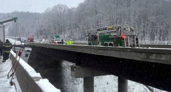 États-Unis : Un routier suspendu 5 heures au-dessus du vide après un accident dans la neige
