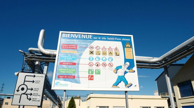 Explosion à l'usine chimique Seveso de Saint-Fons : quatre blessés.