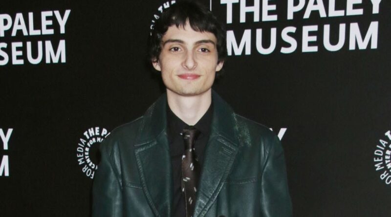Finn Wolfhard signe le premier clip officiel de « Give Me Love » de George Harrison.