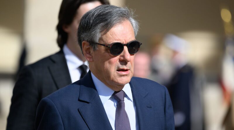 François Fillon ne critique pas Macron et valorise le RN.