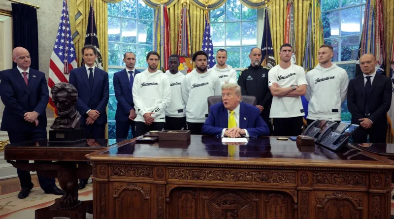 Gianni Infantino, président de la FIFA, ne s'éloigne pas de Donald Trump.