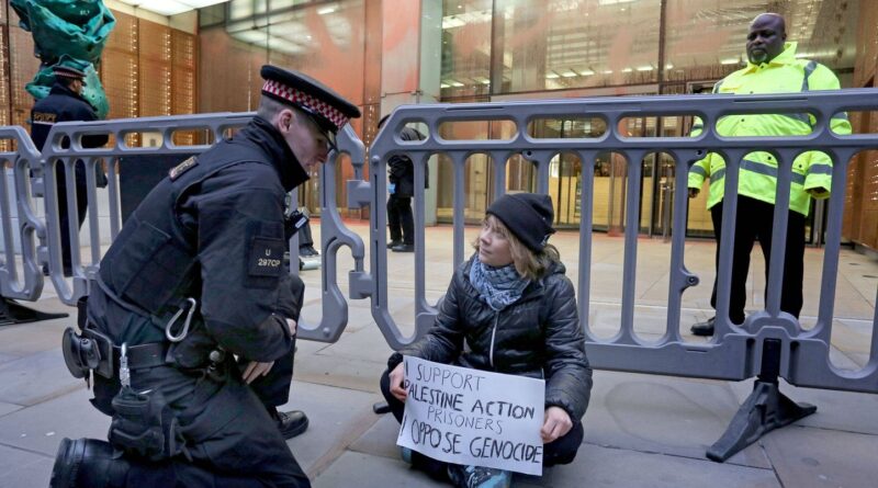 Greta Thunberg arrêtée à Londres durant une manifestation pro-palestinienne.