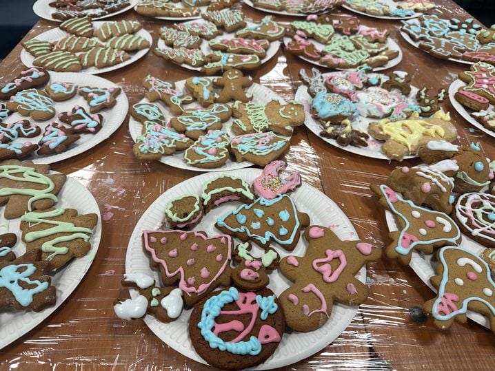 Les enfants ont préparé des centaines de cookies au pain d'épice décorés avec tendresse pour les soldats du front, au Centre ukrainien de Vilnius, en Lituanie. 