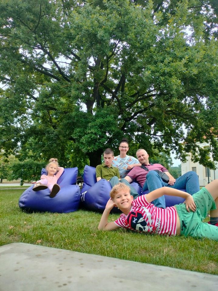 La famille Mazhuha, réfugiée d'Ukraine, au complet avec de gauche à droite : Nina, Anatolii, Mariia, Leonid et, devant, Matvii.