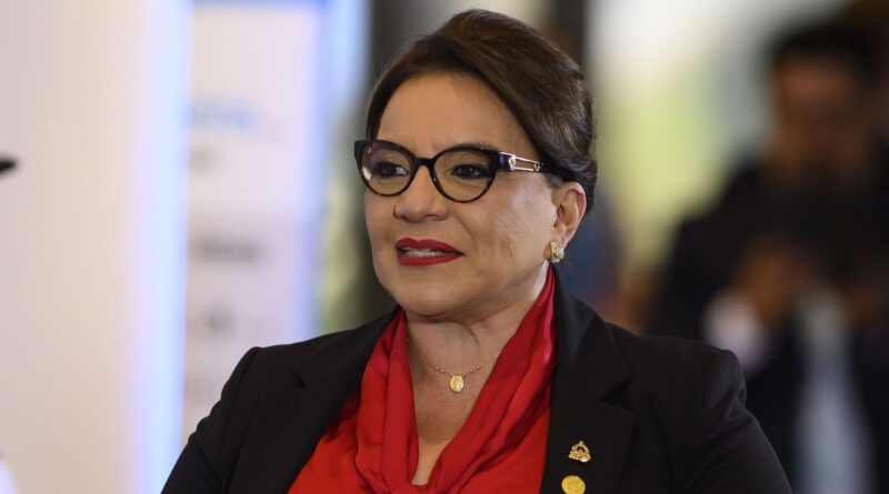 Honduras : la présidente dénonce la "falsification" des résultats et l'ingérence de Trump