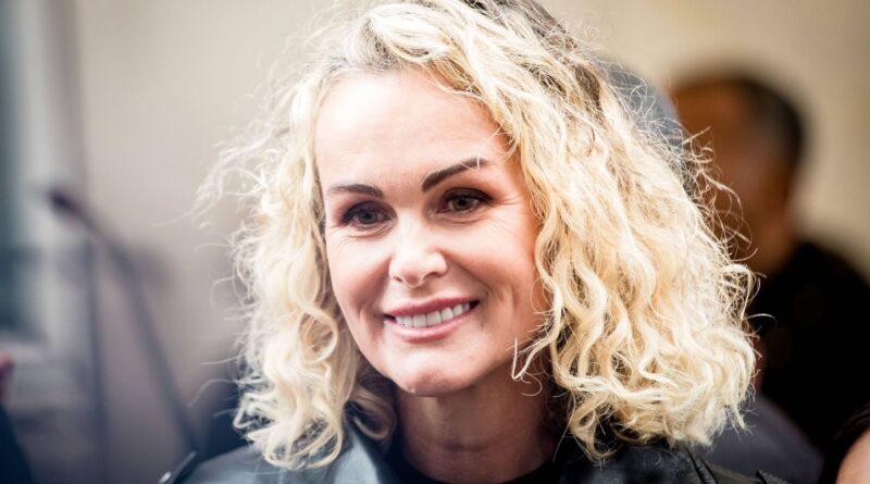 Huit ans après Johnny Hallyday, Laeticia et sa fille se recueillent à Saint-Barth.