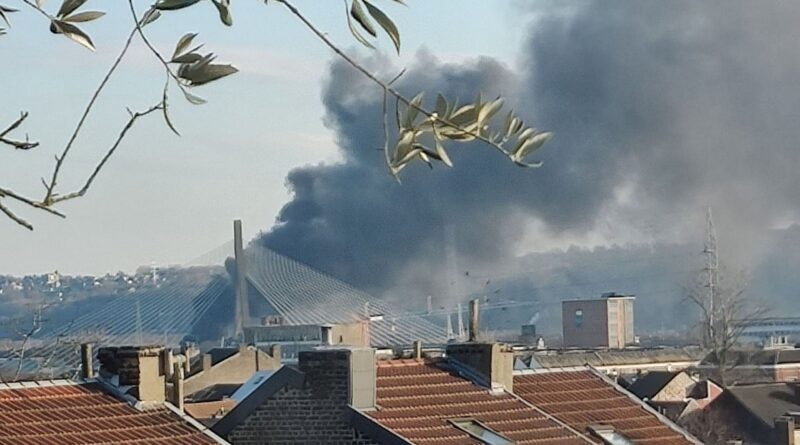 Incendie à Wandre : habitants priés de fermer fenêtres à cause de fumée.