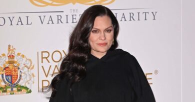 Jessie J ne respecte pas le protocole royal en enlaçant Kate Middleton.