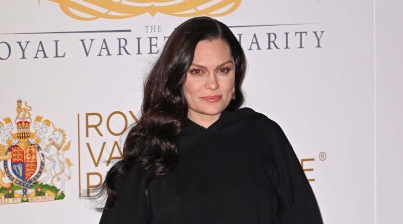 Jessie J ne respecte pas le protocole royal en enlaçant Kate Middleton.