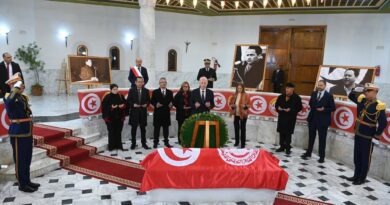 Kais Saïed rend hommage à Farhat Hached à Tunis et rencontre des citoyens.