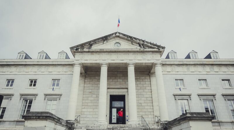 Karim Braire, surfeur « mythomane », ne reconnaît presque rien en procès.