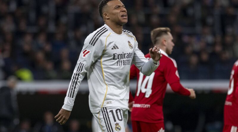 Kylian Mbappé, blessé au genou gauche, absent trois semaines minimum.