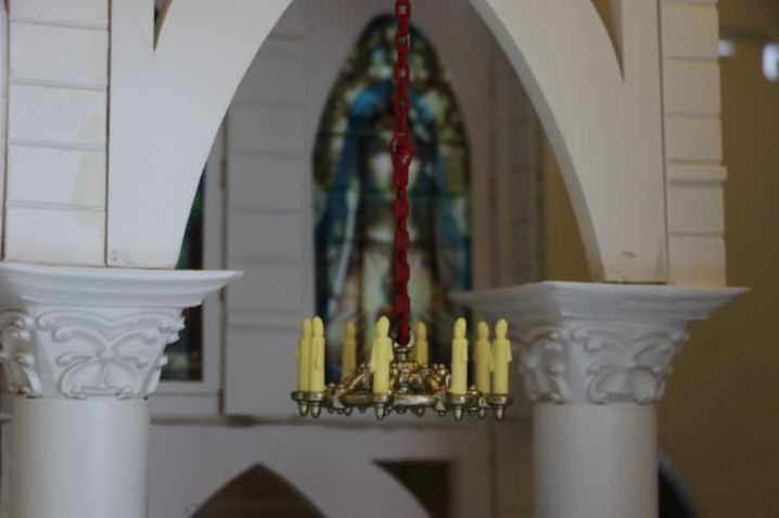 Yoan Castel et sa maquette version Playmobil de Notre-Dame de Paris