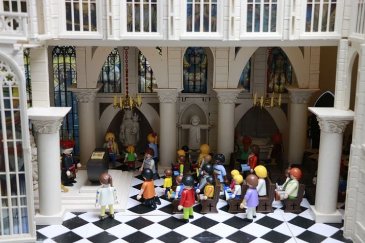 Yoan Castel et sa maquette version Playmobil de Notre-Dame de Paris