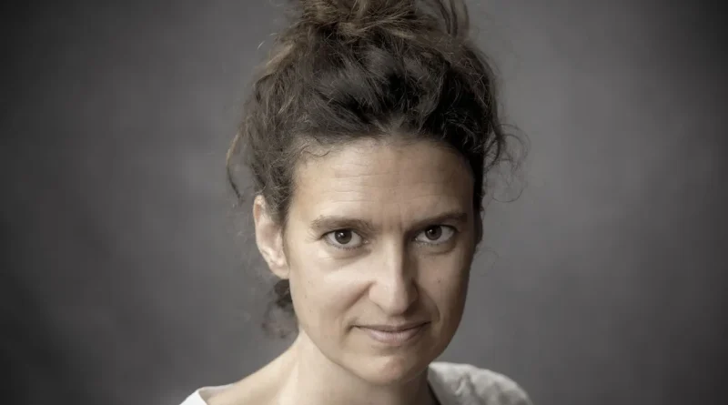 La poétesse Soline de Laveleye interroge : "Combien d'oiseaux partis et d'enfants aussi ?"