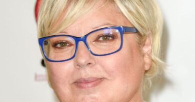 Laurence Boccolini retrouve le sourire chez « Les Grosses Têtes » après son éviction.