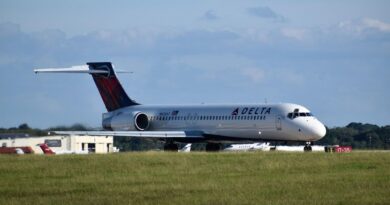 L’avion arrive à destination, mais met 3 heures au terminal.