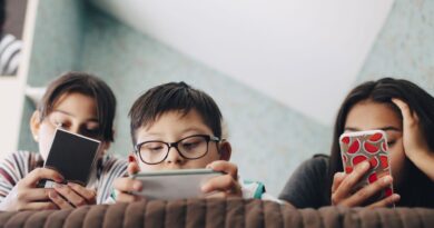 Le Conseil supérieur de la santé déconseille réseaux sociaux avant 13 ans, écrans avant 2 ans.